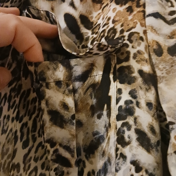 Chicos Animal Print Silky Flowy Popover Buttons - Picture 3 of 11